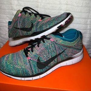 Woman’s Nike Free TR Flyknit Radiant Emerald/Black-Pink pow. Size 8